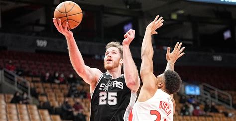 SPURS COMPLETE TRADE WITH RAPTORS .